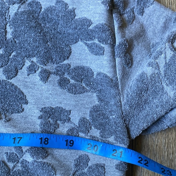 Simply Vera Vera Wang Gray Floral Textured Sweatshirt, 3/4 Sleeves, Size PL - Picture 6 of 7